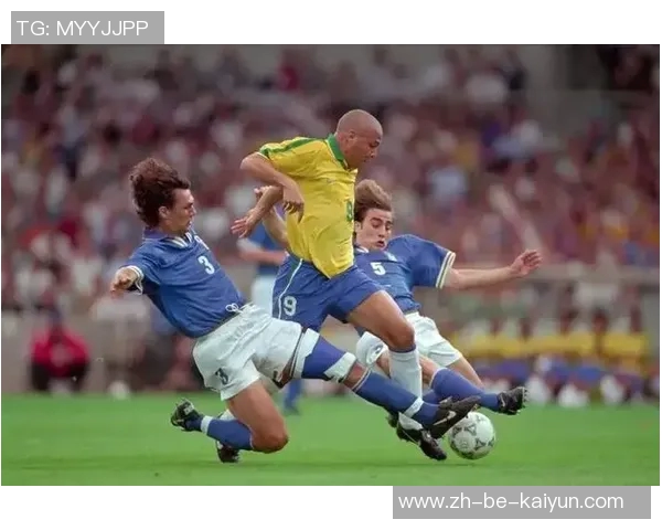 足球巨星沐浴晨光吹风瞬间展现独特魅力与自在风采